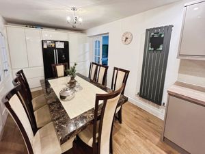 Kitchen Diner- click for photo gallery